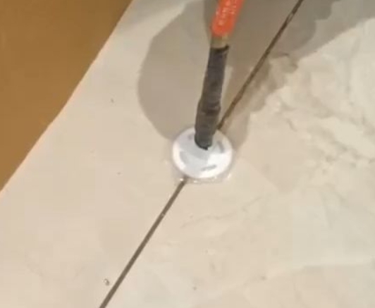 江海瓷砖空鼓维修公司专业解答瓷砖在铺贴过程中，如果没有涂抹均匀到位的粘结材料（如水泥砂浆或瓷砖胶），可能会导致以下问题